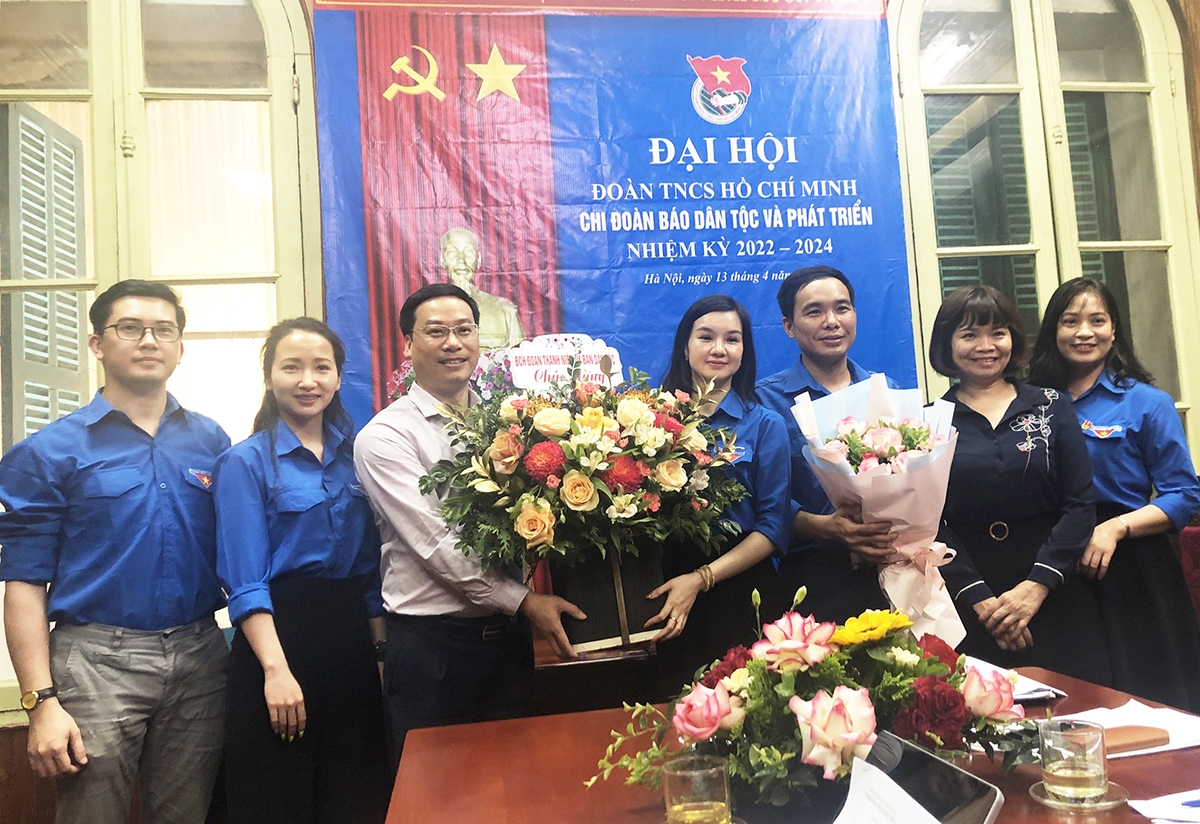 Đồng chí Nguyễn Văn Chính (thứ ba từ trái sang), Bí thư Đoàn Thanh niên Ủy ban Dân tộc tặng hoa chúc mừng Ban Chấp hành Chi đoàn Báo nhiệm kỳ mới