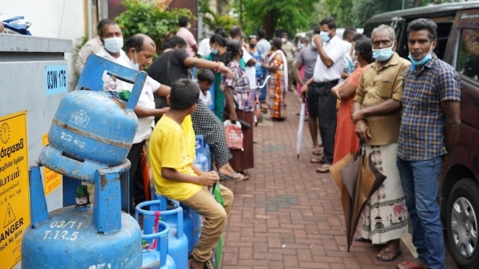 Người Sri Lanka xếp hàng chờ mua nhiên liệu. Ảnh: ABC