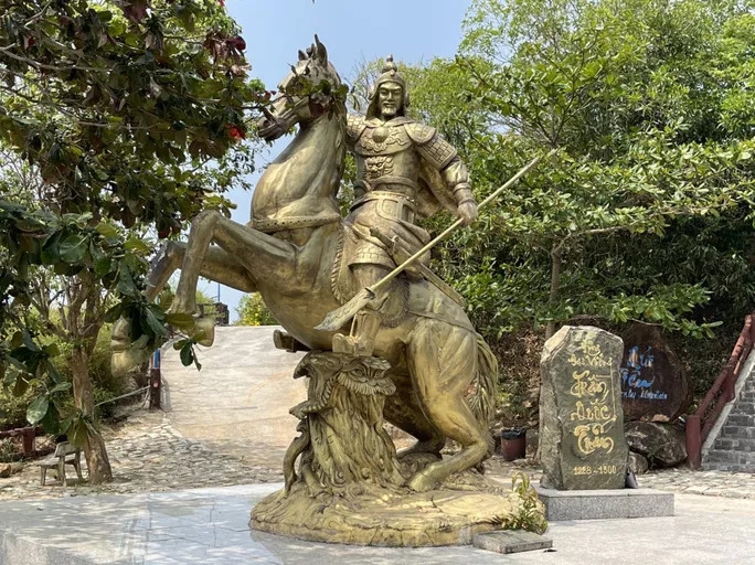 Bức tượng ghi Hưng Đạo Vương Trần Quốc Tuấn được đặt trên KDL Hồ Mây Vũng Tàu