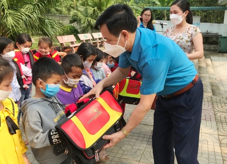 Lãnh đạo LĐLĐ tỉnh Thanh Hóa trao cặp phao cứu sinh cho học sinh có hoàn cảnh khó khăn Trường tiểu học Luận Khê 2, huyện Thường Xuân
