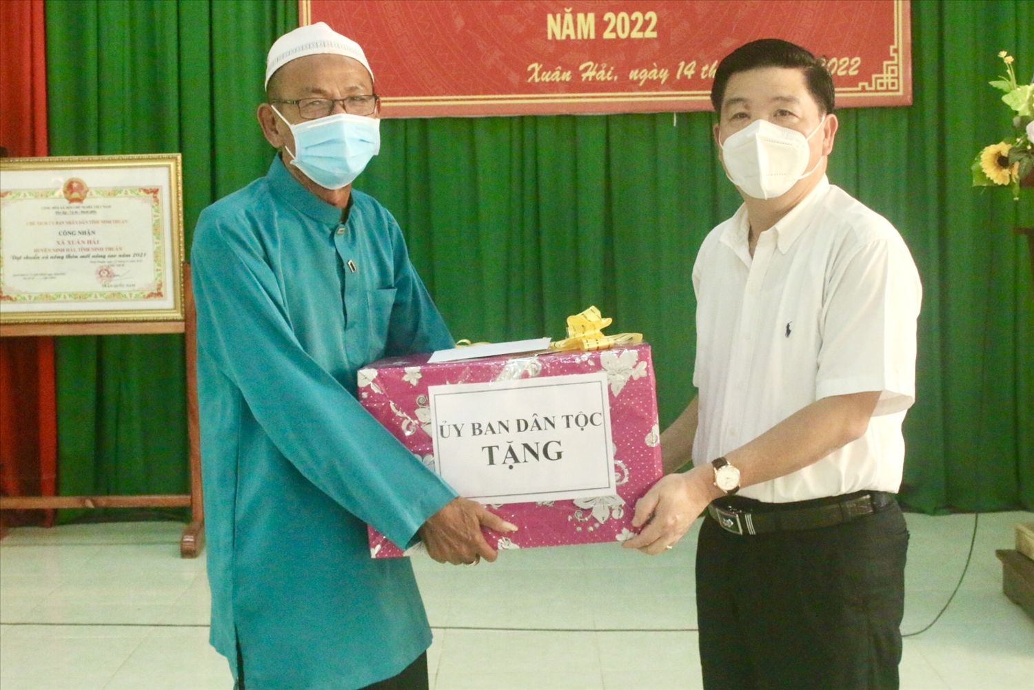 Thứ trưởng, Phó Chủ nhiệm UBDT Lê Sơn Hải tặng quà cho tập thể thánh đường Islam