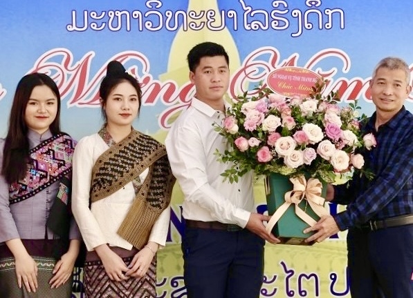 Đại diện Sở Ngoại vụ Thanh Hóa tặng hoa và quà chúc mừng các em lưu học sinh Lào