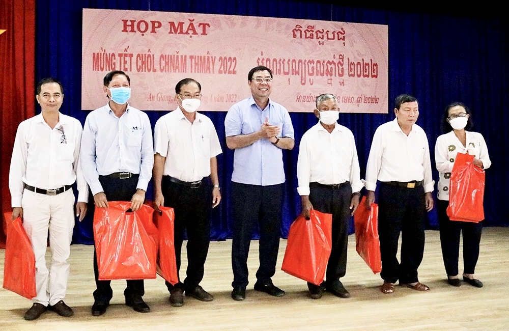 Ông Tào Việt Thắng trao quà Tết cho cán bộ DTTS Khmer