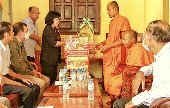 Bà Nguyễn Thị Minh Hạnh thăm, chúc Tết và tặng quà tại chùa Cần Thay
