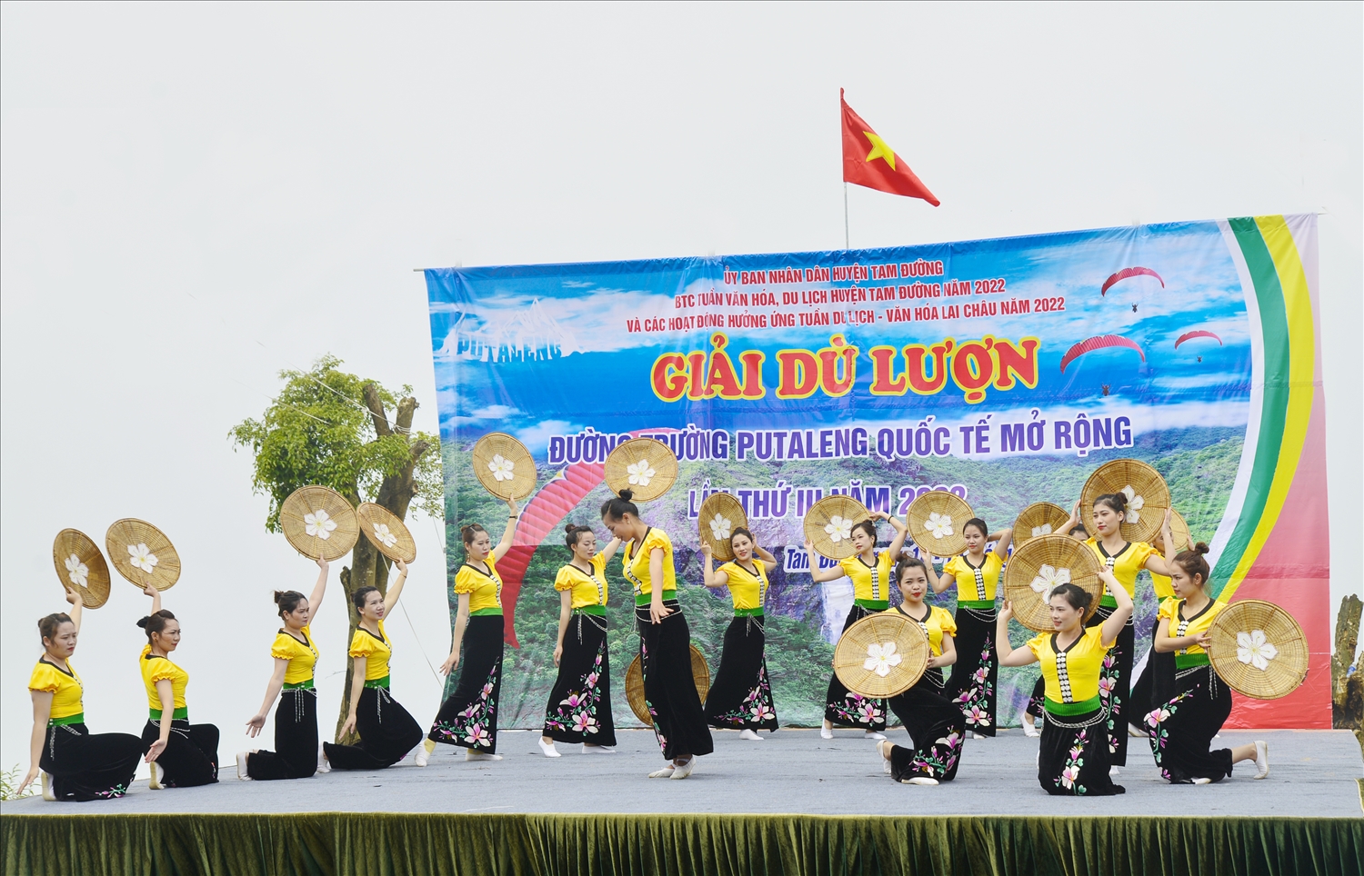 Văn nghệ chào mừng Giải Dù lượn đường trường PuTaLeng Quốc tế mở rộng lần thứ III tỉnh Lai Châu