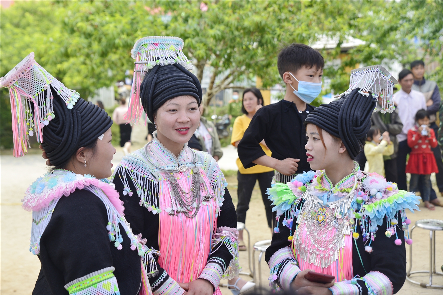 Các cô gái Dao Đầu bằng xã hồ Thầu, huyện Tam Đường duyên dáng trong ngày hội