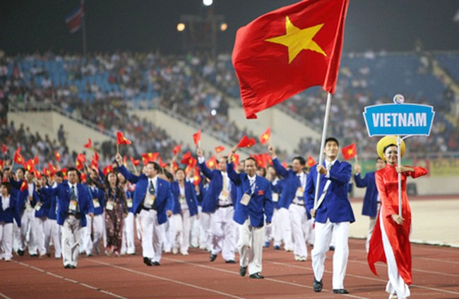 Đoàn thể thao Việt Nam diễu hành tại Sân vận động (SVĐ) Quốc gia Mỹ Đình trong Lễ khai mạc SEA Games 21, năm 2003. (Ảnh tư liệu)