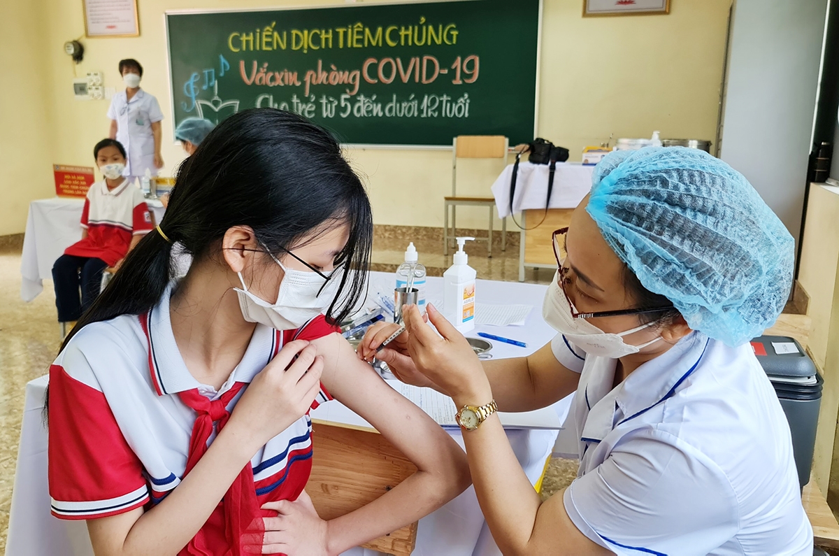 Sau lễ phát động, gần 200 học sinh tại Tp. Hạ Long được tiêm vắc xin Moderna