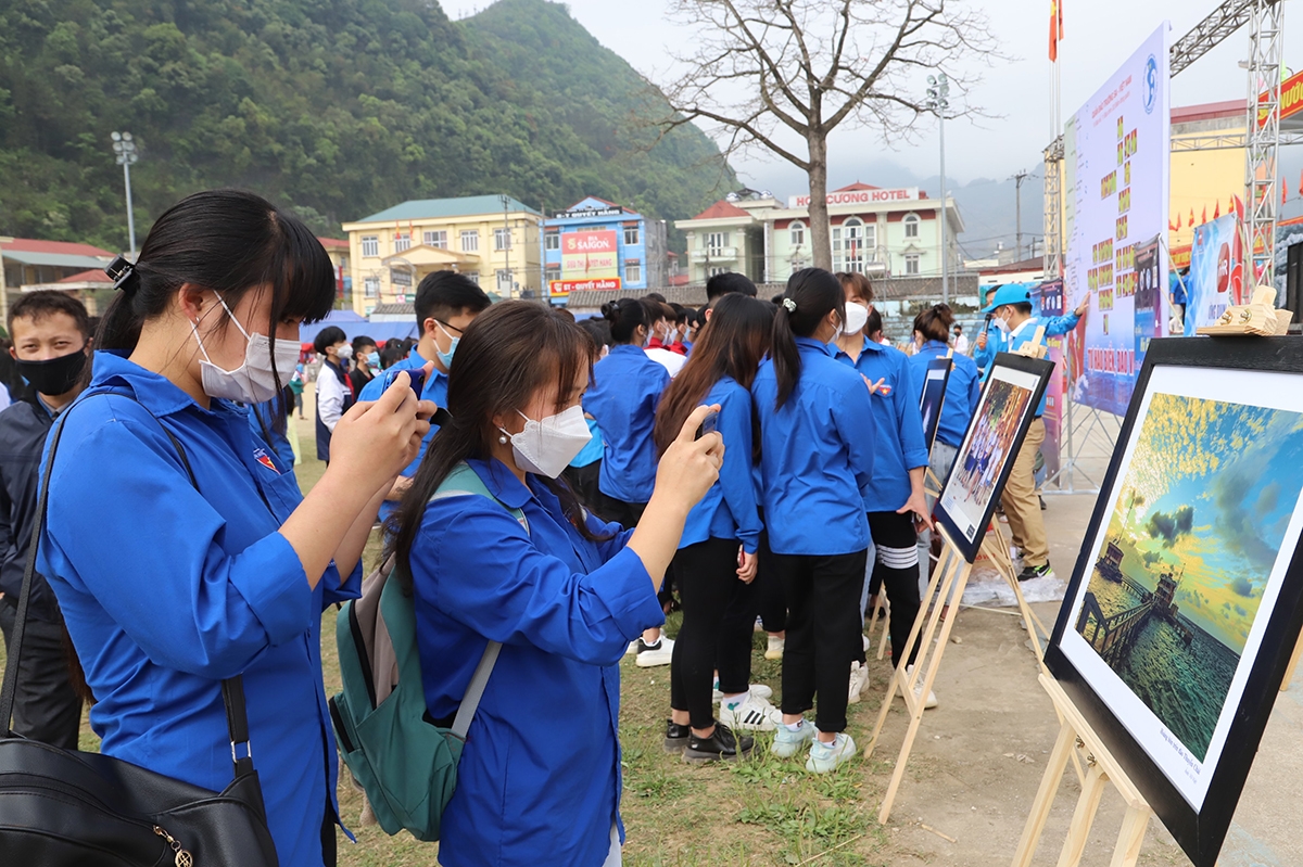 Các bạn trẻ Hà Giang hào hứng dùng điện thoại chụp lại những hình ảnh về biển đảo Việt Nam được giới thiệu trong triển lãm