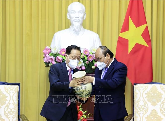 Chủ tịch nước Nguyễn Xuân Phúc và ông Yon Dae Hee, Chủ tịch Quỹ bảo lãnh tín dụng Hàn Quốc (KODIT). Ảnh: Thống Nhất/TTXVN