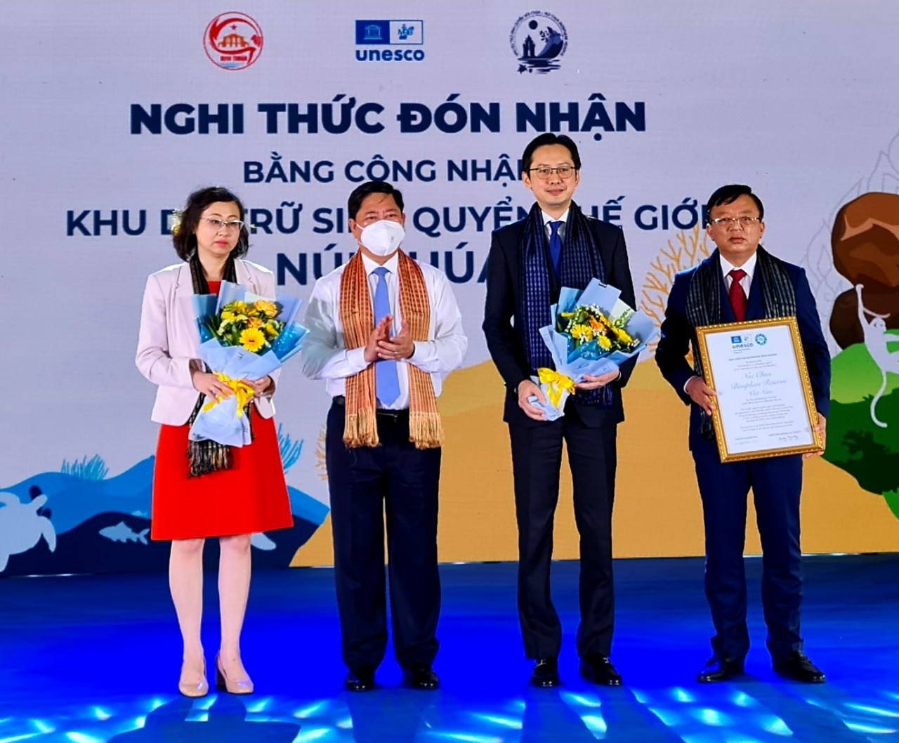 Đại diện Bộ Ngoại giao trao tặng Bằng công nhận Khu dự trữ sinh quyển thế giới Núi Chúa từ UNESCO cho UBND tỉnh Ninh Thuận (ảnh: Thiện Nhân).
