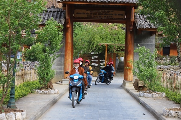 Khách du lịch tham quan tại Làng văn hóa du lịch cộng đồng dân tộc Mông