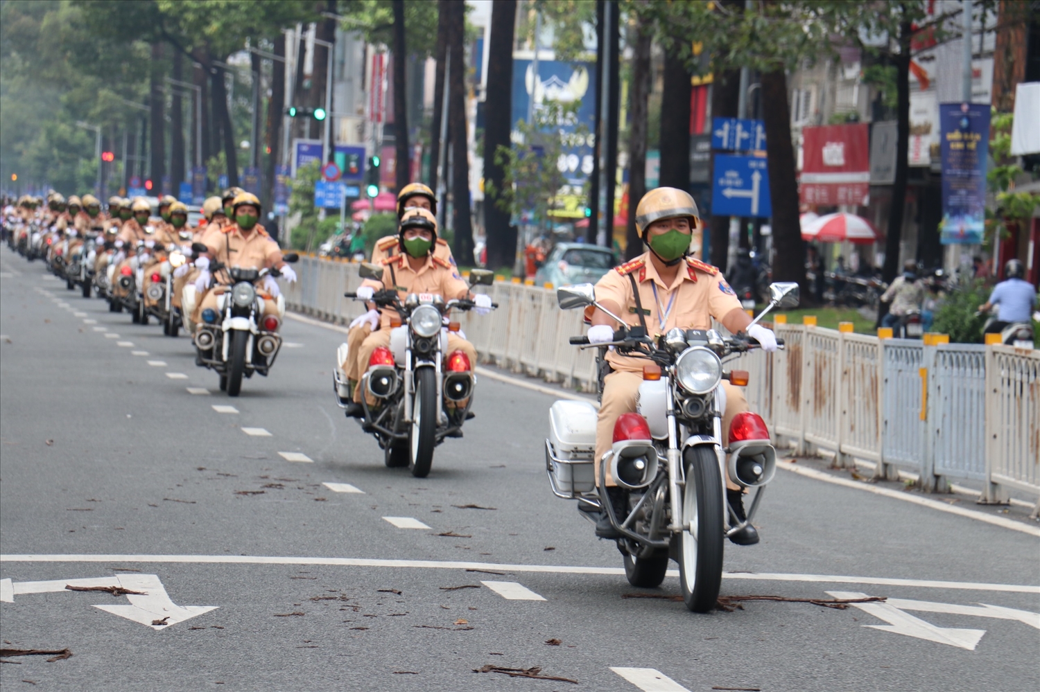 Lực lượng CSGT diễu hành tuần tra trên các tuyến đường