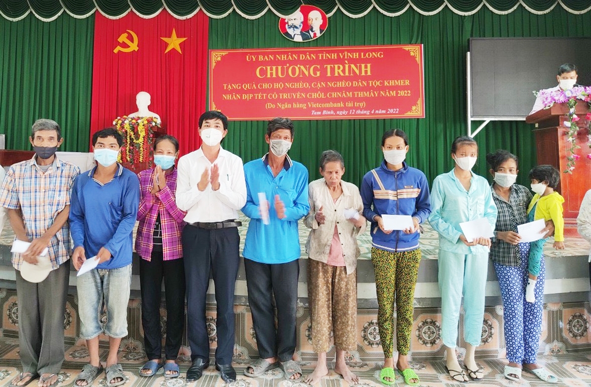 Đại diện ngân hàng Ngân hàng TMCP Ngoại thương Việt Nam chi nhánh Vĩnh Long trao quà đến các hộ khó khăn 