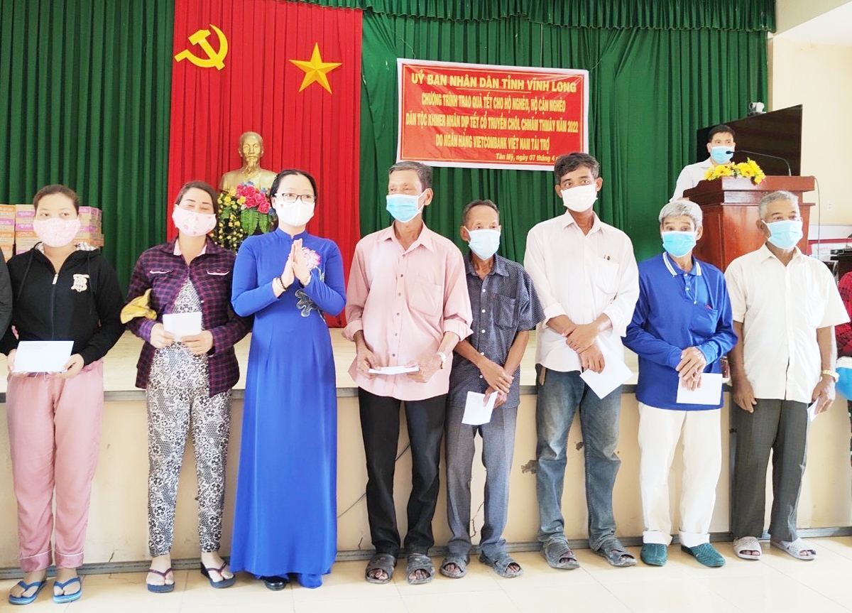 Bà Nguyễn Thị Quyên Thanh - Phó chủ tịch UBND tỉnh vĩnh Long trao quà đến hộ nghèo là dân tộc Khmer 