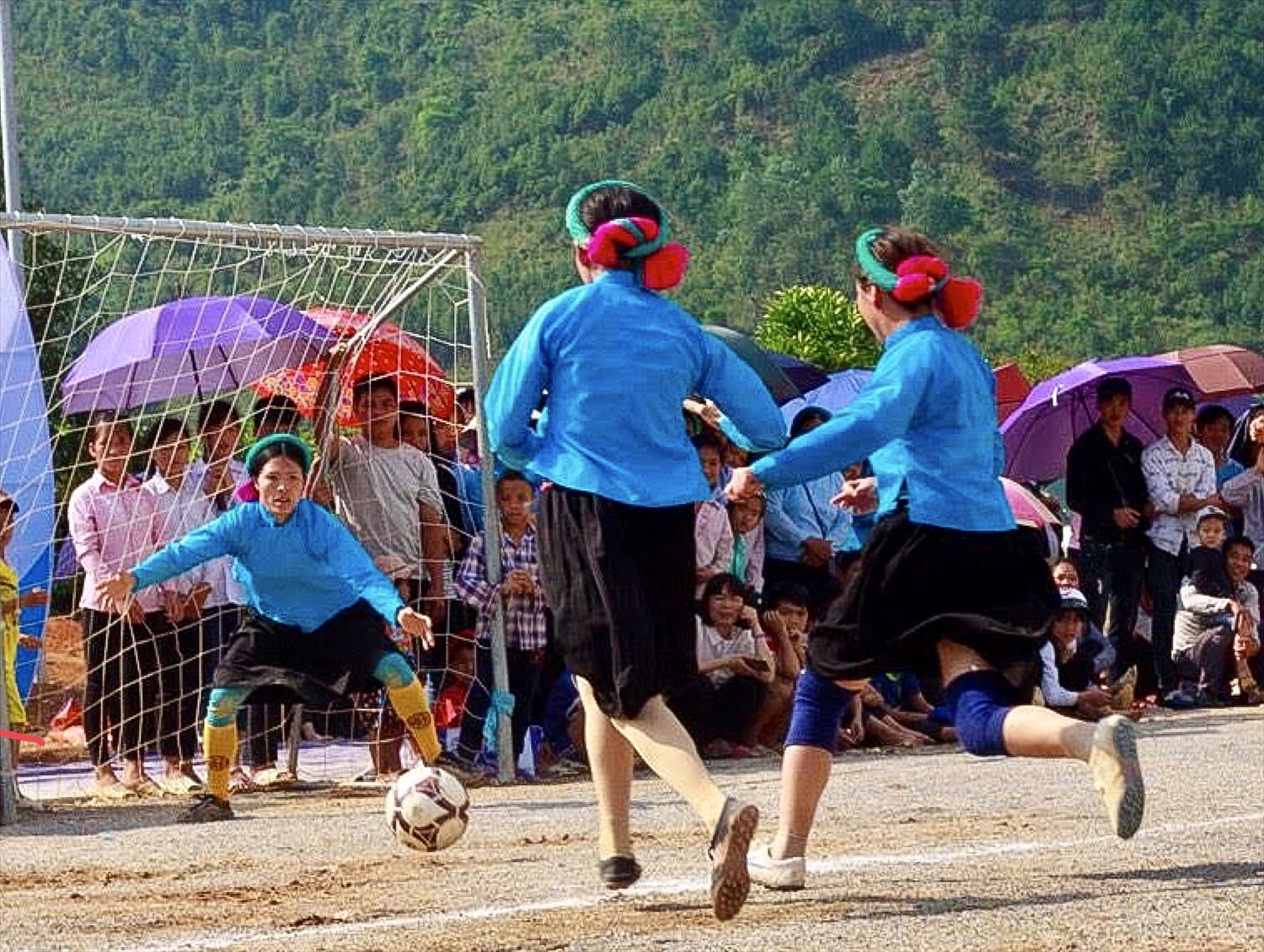 Những cô gái Sán Chỉ mặc trang phục dân tộc thi đá bóng ngay trong ngày đầu tiên của lễ hội