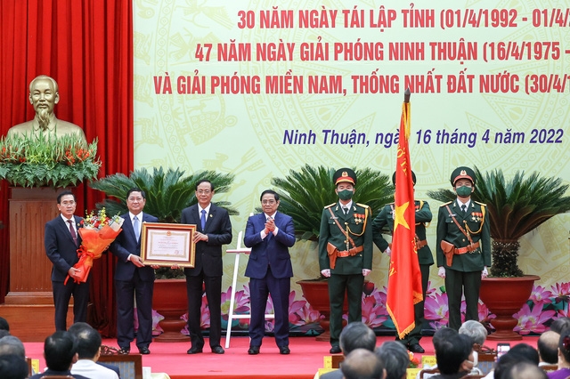 Thay mặt lãnh đạo Đảng, Nhà nước, Thủ tướng Chính phủ Phạm Minh Chính trao tặng Huân chương Lao động hạng Nhất cho Đảng bộ, chính quyền, quân và dân tỉnh Ninh Thuận - Ảnh: VGP/Nhật Bắc