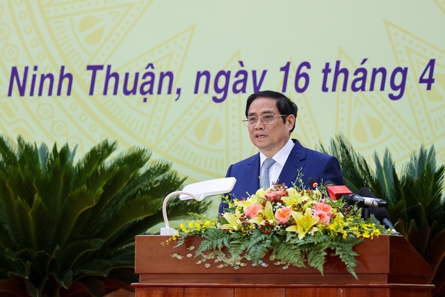 Thủ tướng Phạm Minh Chính chúc mừng, biểu dương những nỗ lực và thành tựu mà Đảng bộ, chính quyền, quân và dân tỉnh Ninh Thuận đạt được - Ảnh: VGP/Nhật Bắc