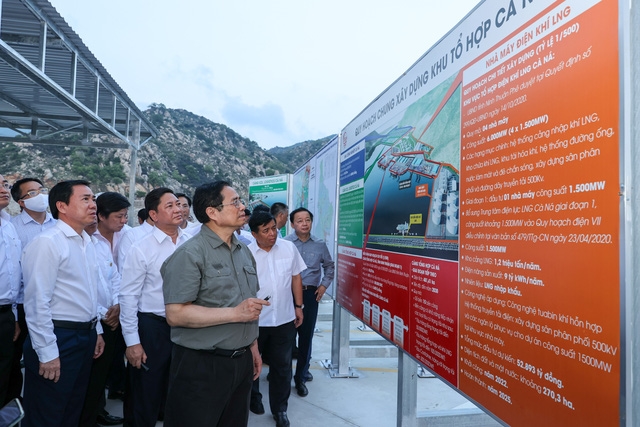 Thủ tướng nghe báo cáo quy hoạch xây dựng khu tổ hợp Cà Ná, cảng Cà Ná tại xã Phước Diêm, huyện Thuận Nam. Ảnh: VGP/Nhật Bắc