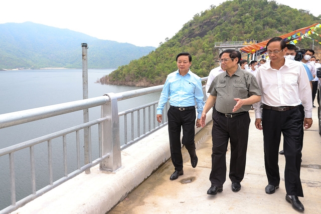 Thủ tướng đặt nhiều câu hỏi liên quan tới khả năng đáp ứng của hồ chứa nước Sông Cái với cả tỉnh Ninh Thuận và các tỉnh xung quanh. Ảnh: VGP/Nhật Bắc