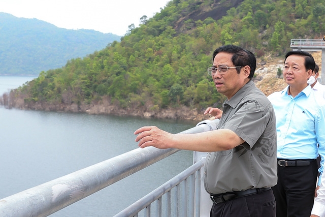 Thủ tướng Phạm Minh Chính thăm, kiểm tra công trình hồ chứa nước Sông Cái. Ảnh: VGP/Nhật Bắc