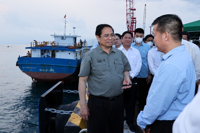 Thủ tướng trao đổi với đại diện Tập đoàn Trung Nam tại cảng Cà Ná. Ảnh: VGP/Nhật Bắc