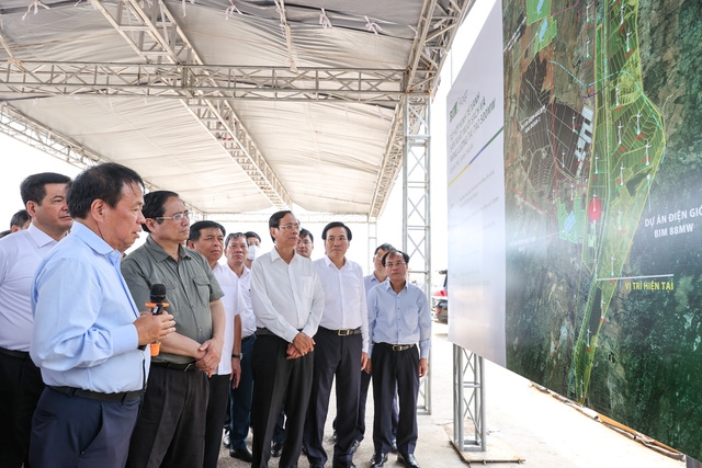 Thủ tướng Phạm Minh Chính nghe báo cáo về tổ hợp sản xuất muối sạch và năng lượng tái tạo của Tập đoàn BIM tại huyện Thuận Nam. Ảnh: VGP/Nhật Bắc