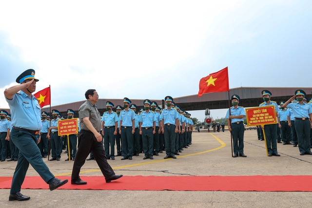 Cán bộ, chiến sĩ Trung đoàn Không quân 937 vinh dự đón Thủ tướng Phạm Minh Chính đến thăm, động viên, kiểm tra công tác huấn luyện, sẵn sàng chiến đấu. (Ảnh: VGP/Nhật Bắc)