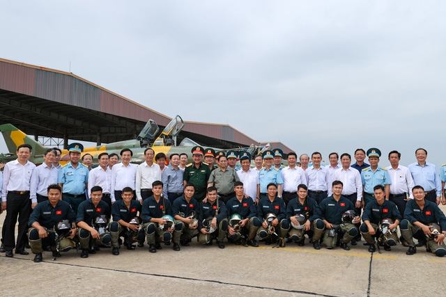 Thủ tướng chụp ảnh lưu niệm cùng cán bộ, chiến sĩ Trung đoàn Không quân 937. (Ảnh: VGP/Nhật Bắc)