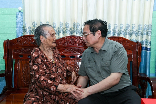 Thủ tướng mong mẹ Lê Thị Hự luôn khỏe mạnh, là chỗ dựa tinh thần cho con cháu. (Ảnh: VGP/Nhật Bắc)