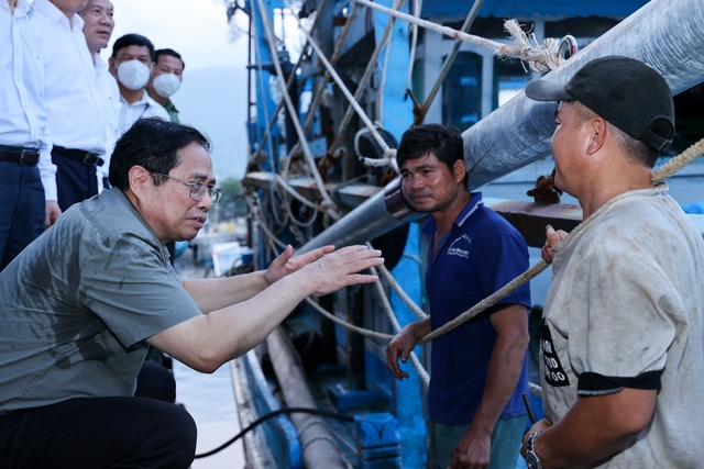 Nhiều ngư dân tại cảng cá Cà Ná bất ngờ và vui mừng khi được Thủ tướng trò chuyện, động viên. (Ảnh: VGP/Nhật Bắc)
