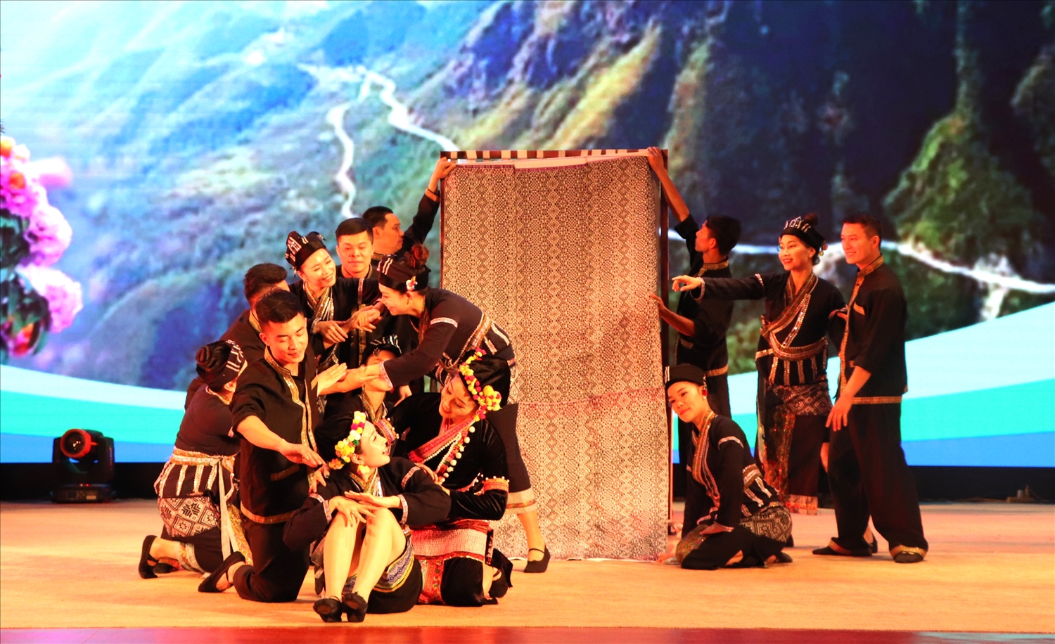 Một tiết mục văn nghệ tại Lễ bế mạc Tuần Du lịch - Văn hóa Lai Châu năm 2022