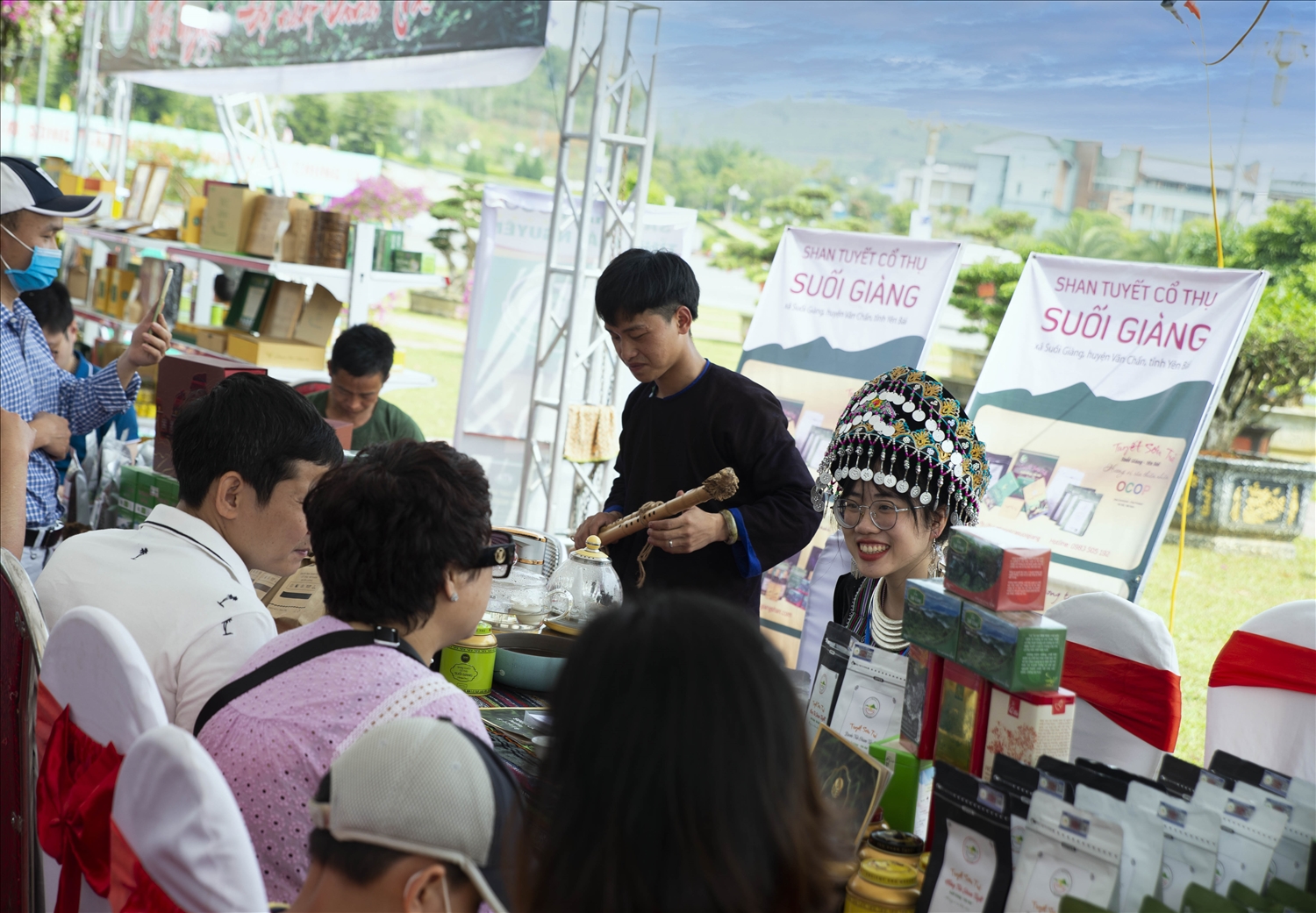 HTX Trà Tuyết Shan Suối Giàng (Yên Bái) giới thiệu sản phẩm Trà tới du khách. 