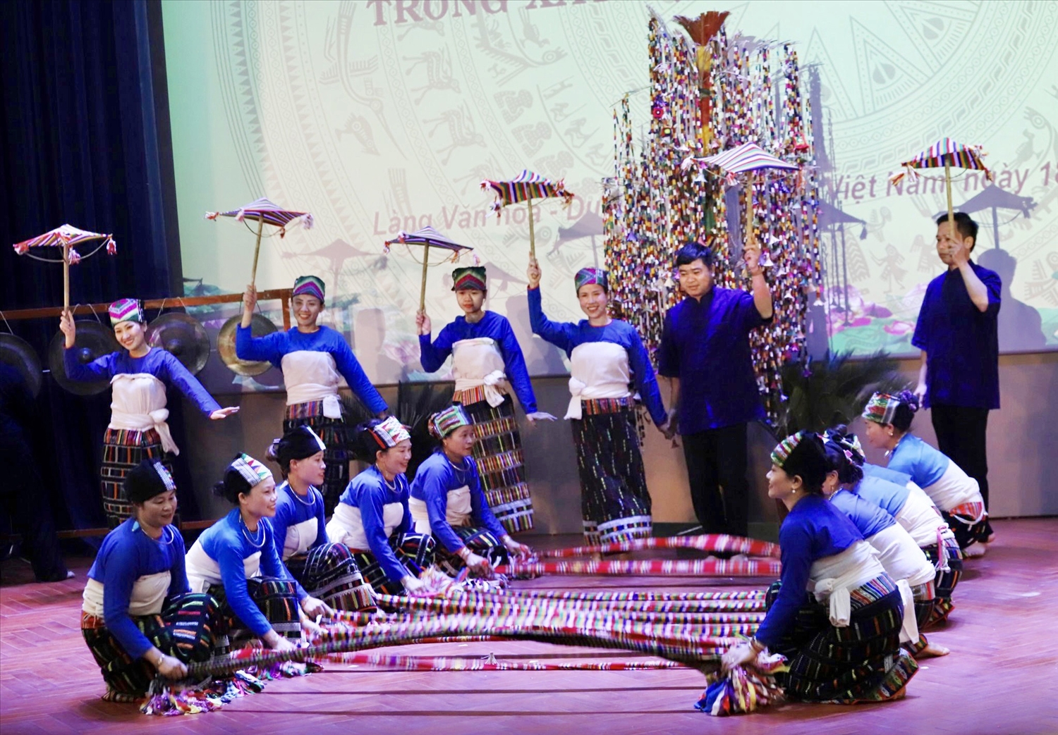 Đồng bào dân tộc Thái trình diễn tiết mục lễ hội “Kin Chiêng Bọoc Mạy” tại Diễn đàn