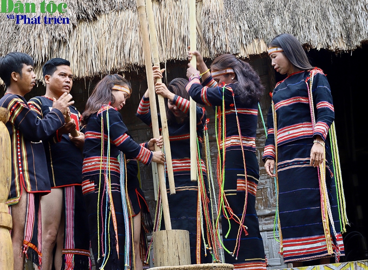 Sau phần lễ rước hồn lúa về kho, người dân tổ chức giã gạo để lựa ra những hạt gạo tốt nhất. 