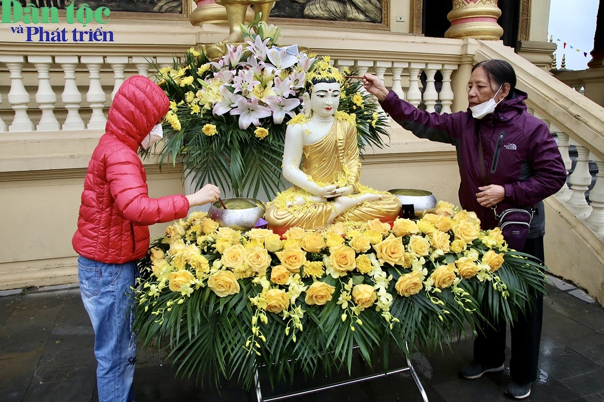 Bà con cùng tham gia tắm Phật để tỏ lòng biết ơn đức Phật và gột rửa những điều không may mắn của năm cũ, lấy may cho năm mới.