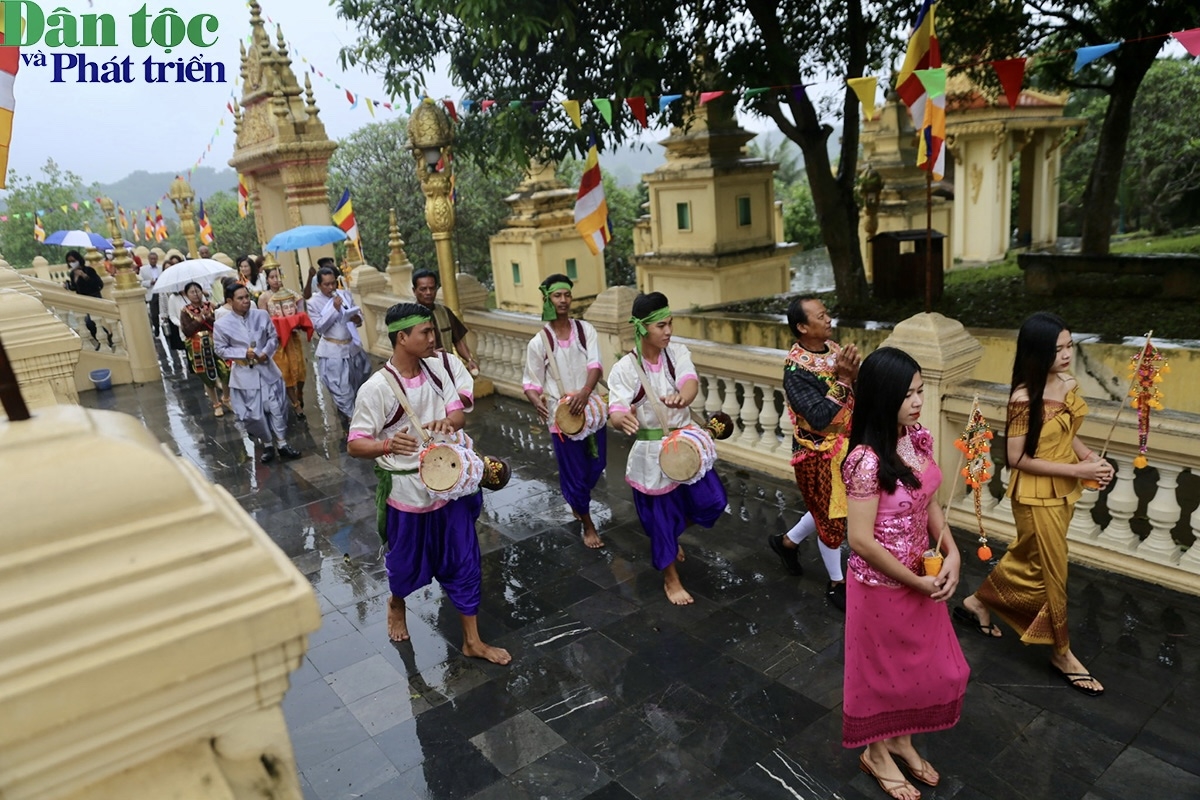 Nghi thức rước thần Kapila quanh chính điện 3 vòng để làm lễ mừng năm mới. Sau đó làm lễ Tam Bảo cùng các Chư Tăng tụng kinh Cầu an năm mới thực hiện trong Chánh điện.