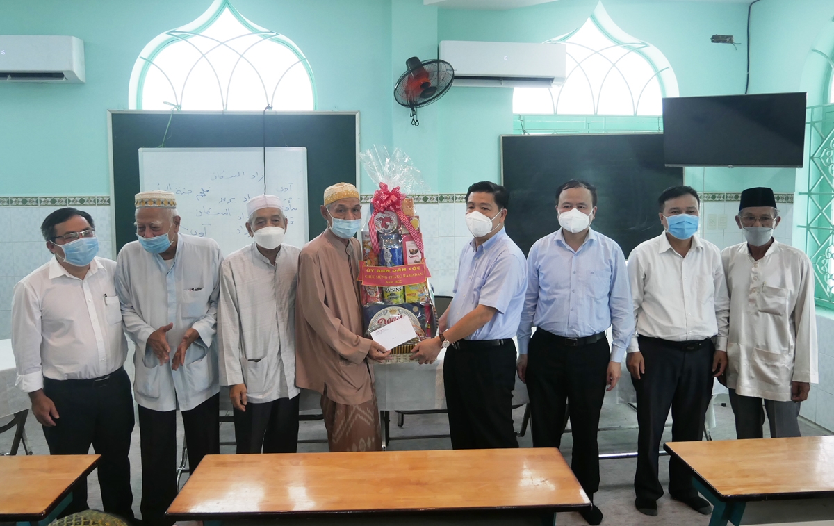 Thứ trưởng, Phó Chủ nhiệm UBDT Lê Sơn Hải thăm, tặng quà Ban Đại diện công đồng Hồi giáo TP. Hồ Chí Minh nhân tháng Ramadan