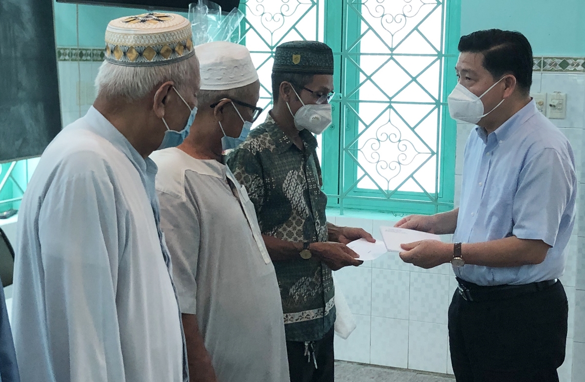 Thứ trưởng, Phó Chủ nhiệm UBDT Lê Sơn Hải và Đoàn công tác tặng quà cho các cá nhân là Người có uy tín và các hộ có hoàn cảnh khó khăn là đồng bào dân tộc Chăm theo Hồi giáo Islam trên địa bàn TP. Hồ Chí Minh