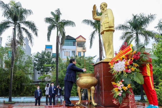 Thủ tướng Phạm Minh Chính, các đại biểu và đại diện đoàn thể thao Việt Nam dâng hương, dâng hoa tại tượng đài Chủ tịch Hồ Chí Minh - Ảnh: VGP/Nhật Bắc