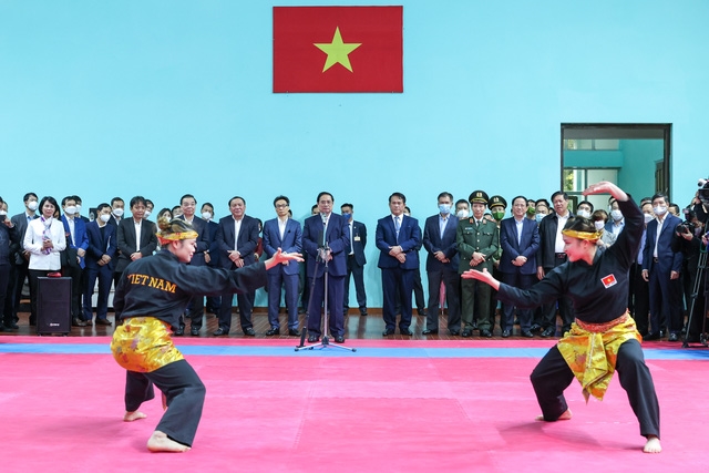 Thủ tướng và các đại biểu theo dõi các đội tuyển võ thuật thi đấu biểu diễn - Ảnh: VGP/Nhật Bắc