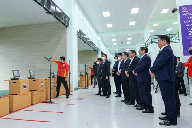 Thủ tướng và các đại biểu theo dõi đội tuyển bắn súng tập luyện - Ảnh: VGP/Nhật Bắc