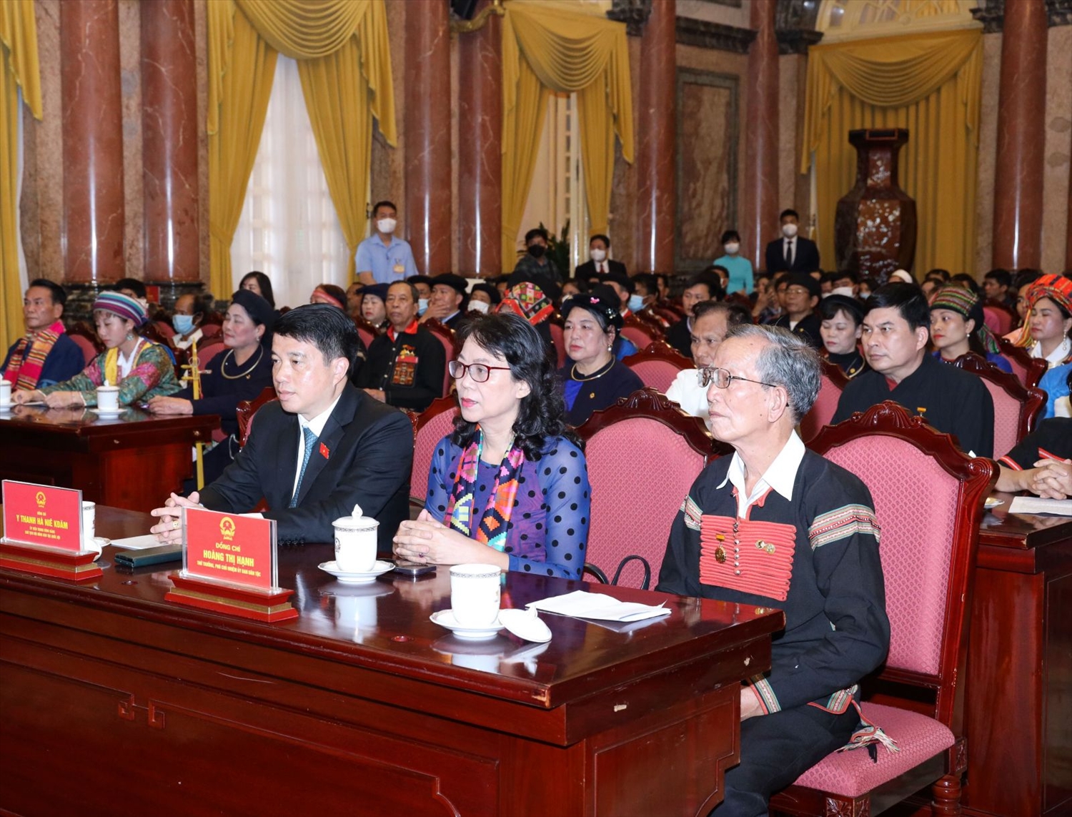 Thứ trưởng, Phó Chủ nhiệm Uỷ Ban Dân tộc Hoàng Thị Hạnh cùng các đại biểu tham dự. Ảnh: VPCTN