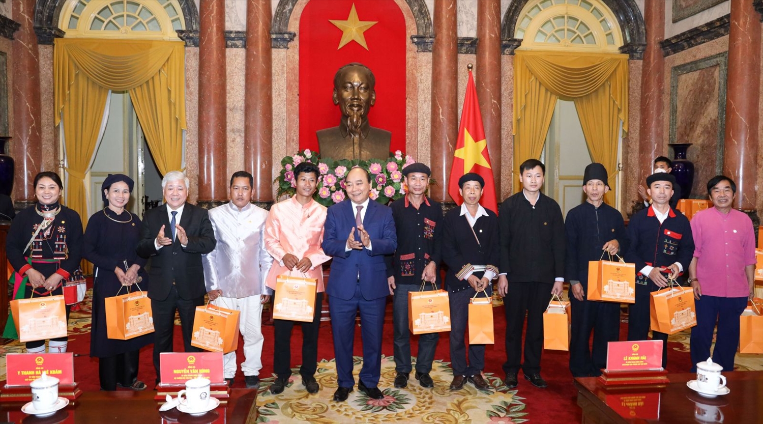 Chủ tịch nước Nguyễn Xuân Phúc tặng quà lưu niệm cho đại biểu tham dự. Ảnh: VPCTN