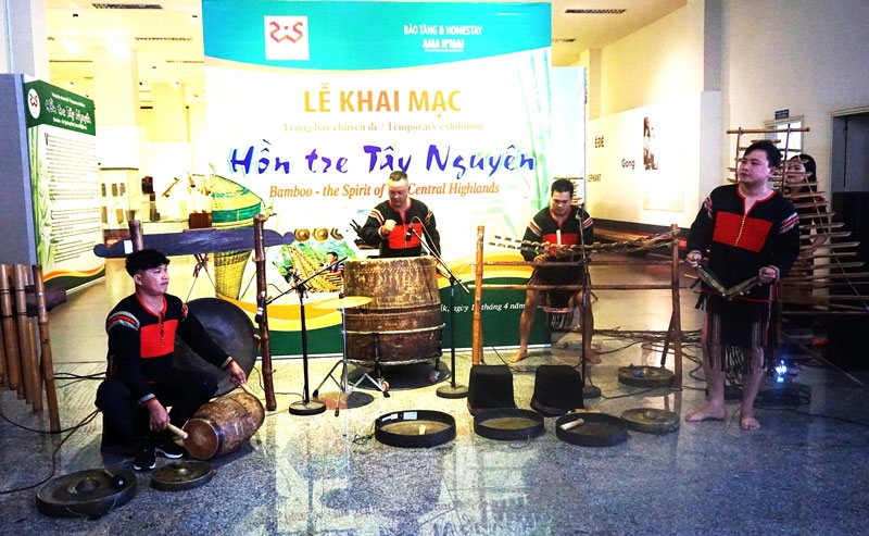 Các nghệ sĩ Đoàn Ca múa nhạc Đắk Lắk biểu diễn với các loại nhạc cụ làm từ tre nứa.