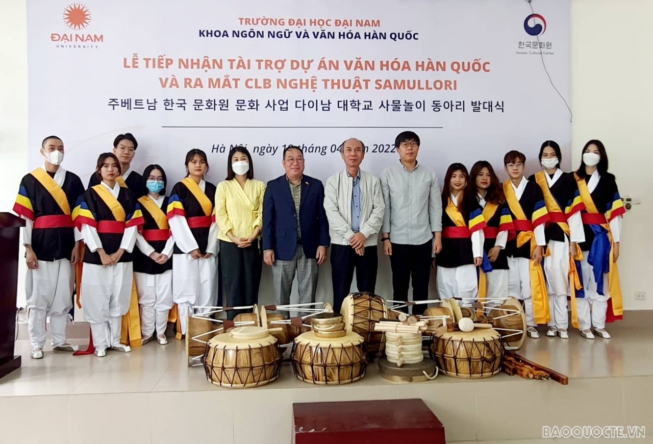 Trao tặng những bộ gõ Samulnori truyền thống của Hàn Quốc cho Đại học Đại Nam. (Ảnh: Nguyễn Mạnh Cường)