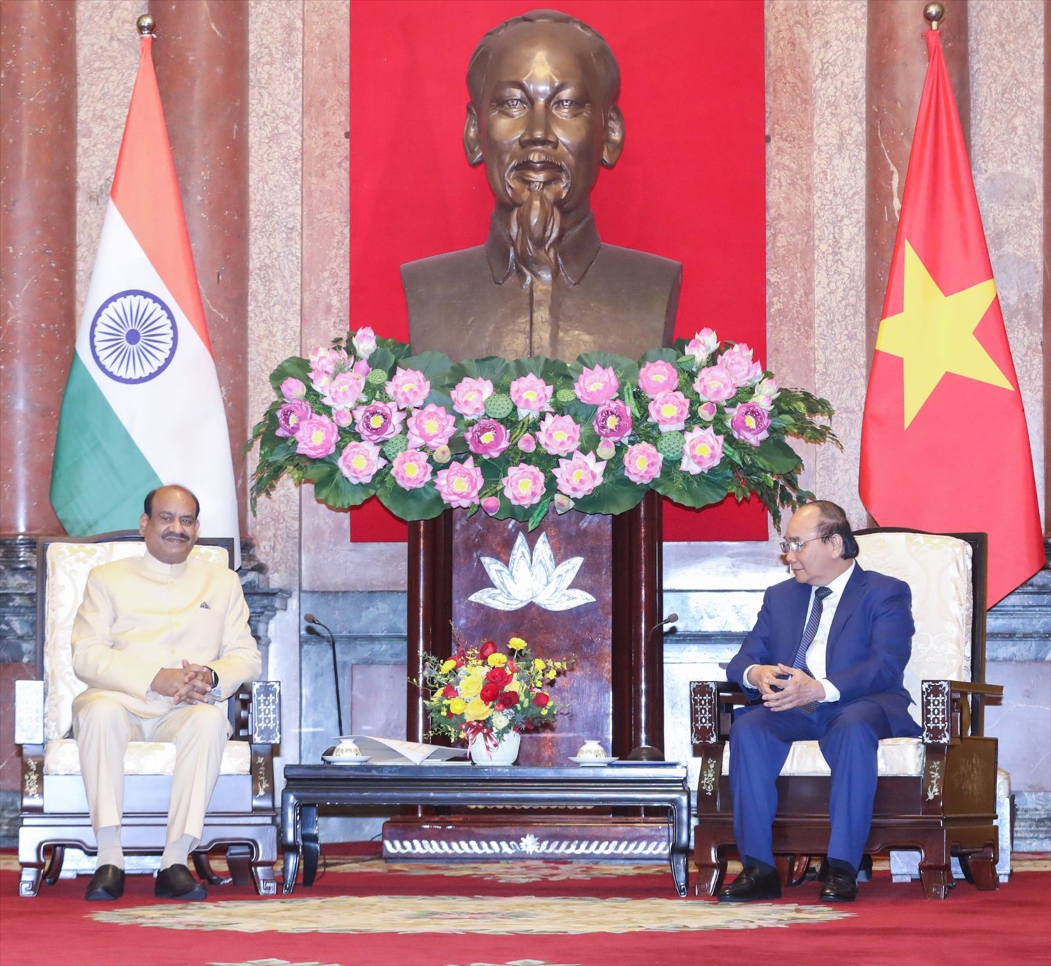 Chủ tịch nước Nguyễn Xuân Phúc tiếp Chủ tịch Hạ viện Ấn Độ Om Birla. Ảnh: VPCTN