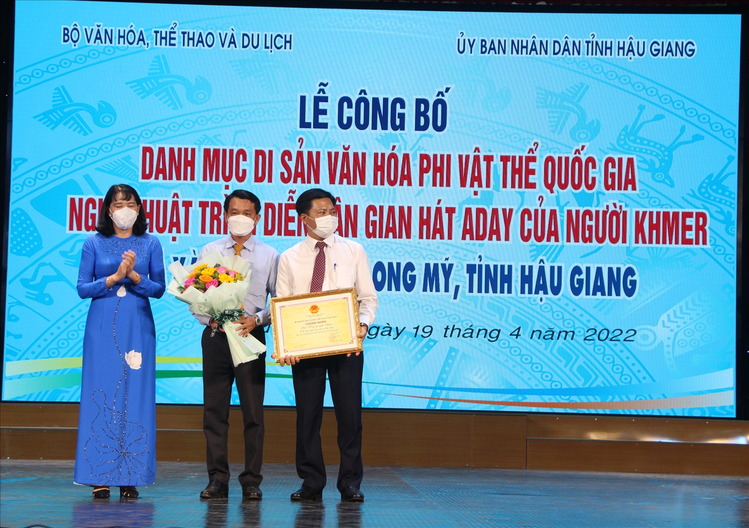 Bà Hồ Thu Ánh - Phó Chủ tịch UBND tỉnh Hậu Giang trao bảng chứng nhận cho UBND huyện Long Mỹ 