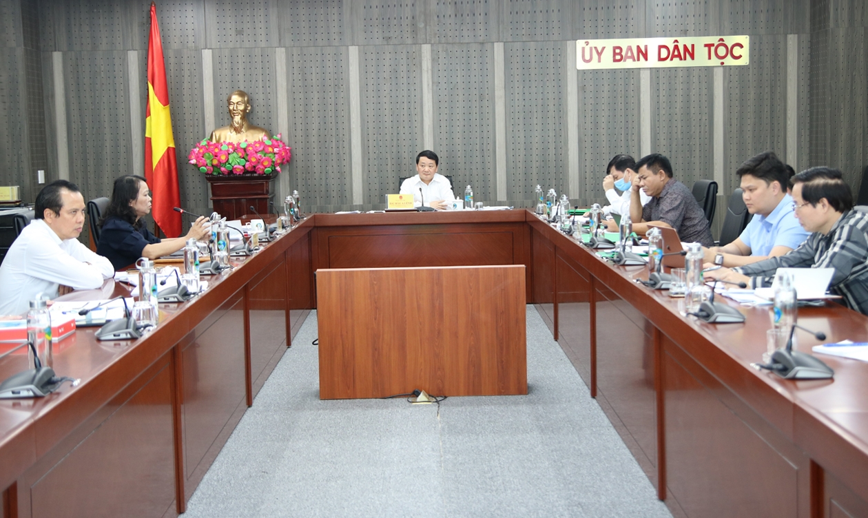 Bộ trưởng, Chủ nhiệm UBDT Hầu A Lềnh chủ trì cuộc họp