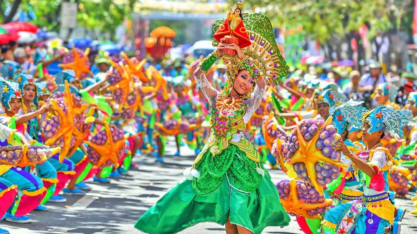Những màn trình diễn nghệ thuật đường phố trong Lễ hội Carnaval Hạ Long với những bộ trang phục ấn tượng, đầy màu sắc (Ảnh Tư liệu)